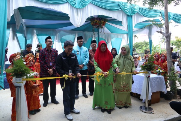 Amirzal SGM Communty Development PT. Angkasa Pura II saat meresmikan dua ruang belajar di SMP IT Bunayya Pekambaru.