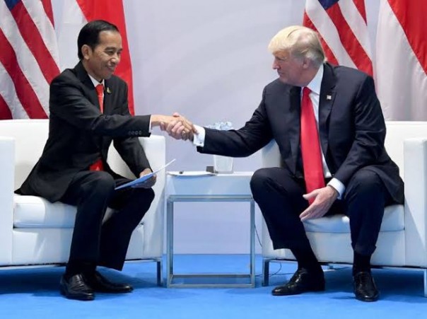 Momen Jokowi berjabat tangan dengan Donal Trump