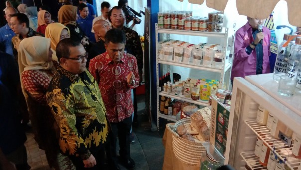Wakil Gubernur Riau, Edy Natar Nasution bersama Kepala BI Perwakilan Riau, Decymus saat mengunjungi stand UMKM di iven Festival UMKM Riau yang berlangsung di Living World Pekanbaru