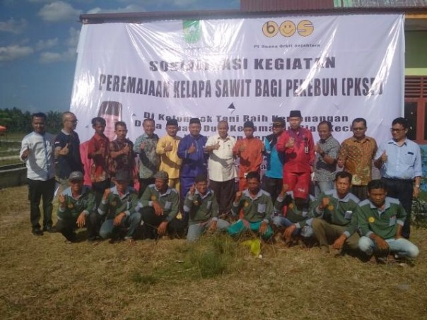 Plt Kadisbun Riau berfoto bersama petani sawit Siak Kecil