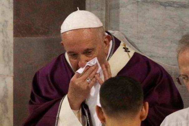 Pemimpin vatikan dan Gereja Katolik se dunia, Paus Fransiskus dikabarkan sakit dan sempat terlihat batuk (foto/int)