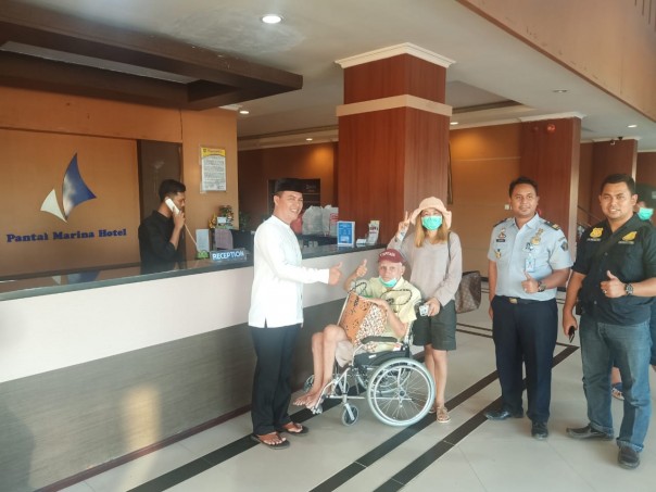 Rumah Sakit Umum Daerah (RSUD) Bengkalis menyerahkan lima orang WNA yang sempat terdampar (foto/Hari)