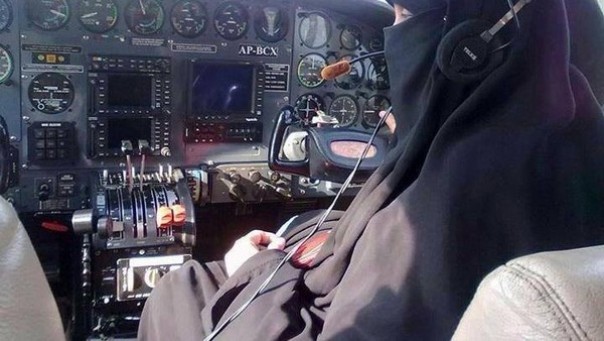 Seperti perempuan bercadar asal Pakistan, Shahnaz Laghari menjadi pilot wanita satu-satunya yang bercadar (foto/int)