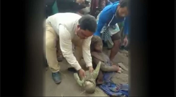 Salah satu isi rekaman video yang menggambarkan seorang ibu dan bayi muslim dibongkar dari kuburannya dalam kondisi utuh. Foto: int 