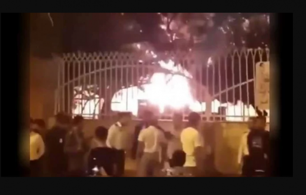 Massa di Iran mengamuk dan membakar sebuah klinik setelah di tempat itu dikabarkan merawat pasien virus Corona. Foto: int 