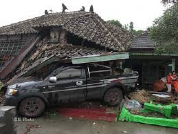 Sedang Asyik Tidur di Dalam Rumah, Pria di California Selatan Ini Dihantam Sebuah Mobil, Ini yang Terjadi Padanya....