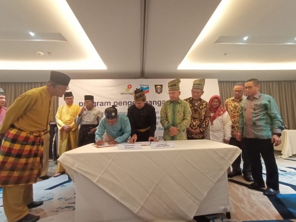 Penandatanganan perjanjian kerja sama antara SKK Migas - PT. Chevron Pacific Indonesia (PT CPI) dan Lembaga Adat Melayu Riau (LAMR) 