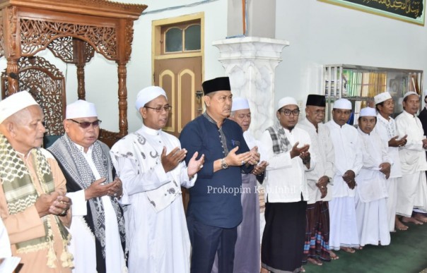 Wakil Bupati Kabupaten H Syamsuddin Uti menghadiri peringatan Isra'Mi'raj 1441 H di Mesjid Besar Darul Hikmah (foto/Rgo)