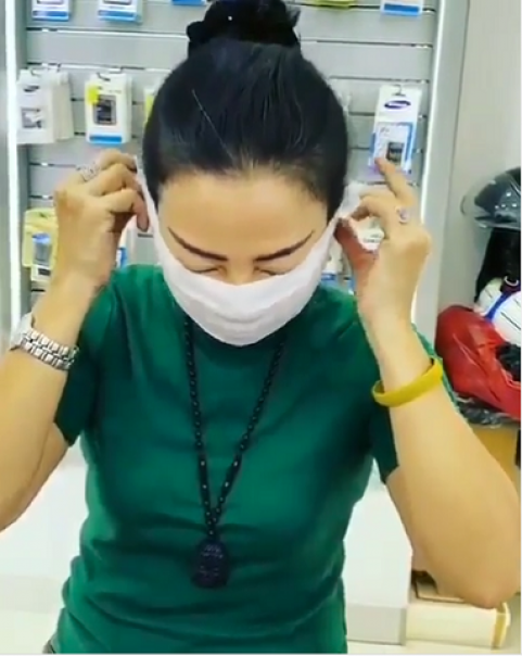 Pembuatan masker praktis dari tisu basah yang kini tengah viral di media sosial. Netizen pun memberikan pernyataan beragam. Foto: int 