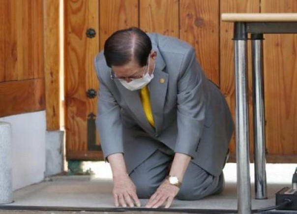 Lee Man-hee, pemimpin sekte di Korea Selatan (Korsel) memohon maaf dan meminta ampun atas penyebaran virus corona (foto/int)