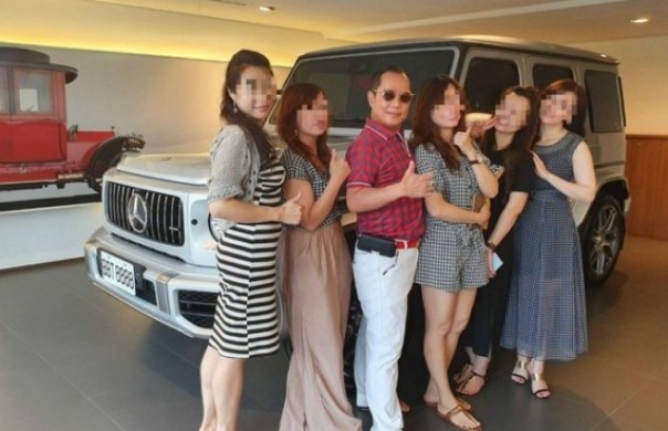 Hu Hang-feng bersama para istrinya. Foto:int 
