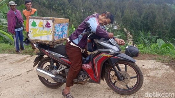 Seorang penjual es keliling bernama Misyanto (66) meninggal dunia di atas sepeda motor (foto/int)