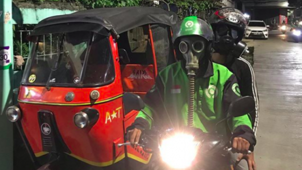 Driver ojol yang viral di medsos, karena menggunakan masker antiradiasi. Foto: int 