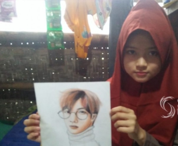 Feby yang tinggal di Kabupaten Sukabumi putus sekolah karena tak punya biaya, sekarang Feby jual gambar sketsa untuk bantu orang tuanya (foto/int)