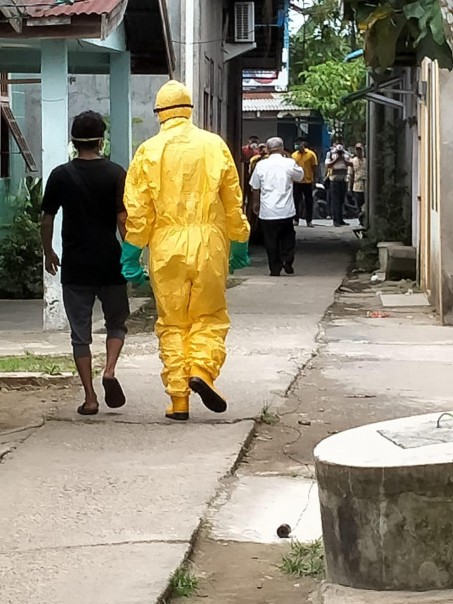 Seorang Anak Buah Kapal (ABK) suspect corona di Kabupaten Indragiri Hilir (Inhil), dibawa tim medis berpakaian kuning ke rumah sakit (foto/int)