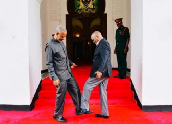 Seperti Presiden Tanzania John Magufuli mengganti jabat tangan dengan salam kaki (foto/int)