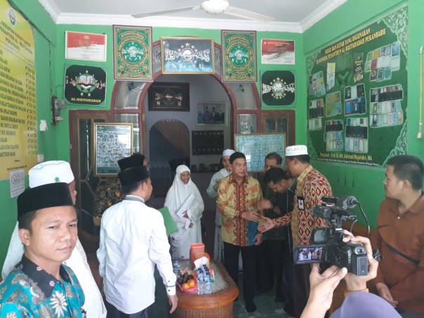 Anggota Komisi VIII DPR RI dari Fraksi Demokrat Dapil Riau, Drs. H. Achmad, M.Si menyambangi langsung Pondok Pesantren Al-Mujtahadah, Pekanbaru (foto/ist)