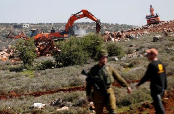 Palestina memprotes tindakan buldozer sejumlah wilayah oleh Israel. Sumber: Reuters