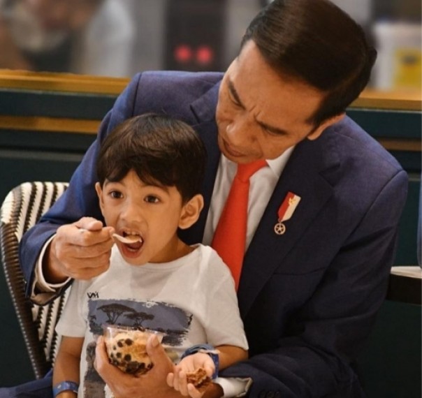 Presiden Jokowi menyuapi cucunya yaitu Jan Ethes (foto/int)