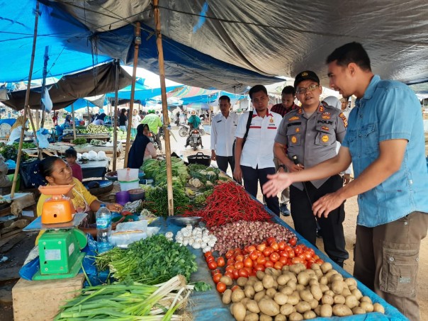 Kapolres Kuantan Singingi, AKBP Henky Poerwanto, S.Ik. MM melakukan peninjauan dan pengecekan stabilitas harga bahan pokok masyarakat,  dan pengecekan ketersediaan bahan medis (foto/Zar)