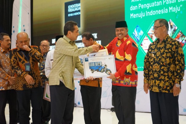 Bupati Siak Alfedri menerima sertifikat SNI Pasar Rakyat Belantik Raya (foto/lin)