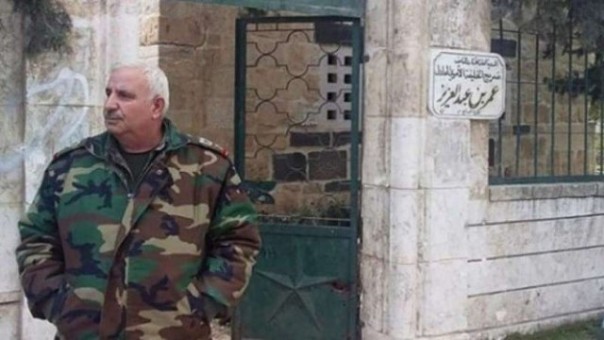 Mayor Jenderal Ramadan Yusuf  berpose di depan kompleks makam Khalifah Umat bin Abdul Aziz sebelum makam itu dirusak pasukan Suriah di bawah rezim Bashar Al-Assad. Foto: int 