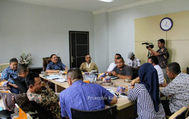 Sekretaris Daerah Kabupaten Indragiri Hilir (Inhil) Said Syarifuddin memimpin rapat persiapan kerjasama dagang atara Pemerintah Kabupaten Inhil dengan Pemerintah Provinsi Jawa Timur (foto/Rgo)