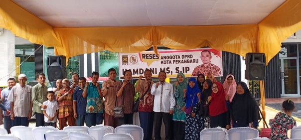 Momen foto bersama Ketua DPRD Pekanbaru, Hamdani saat melakukan reses