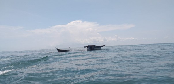 Kapal nelayan asal warga Kabupaten Meranti, mengalami bocor sehingga tenggelam (foto/Hari)