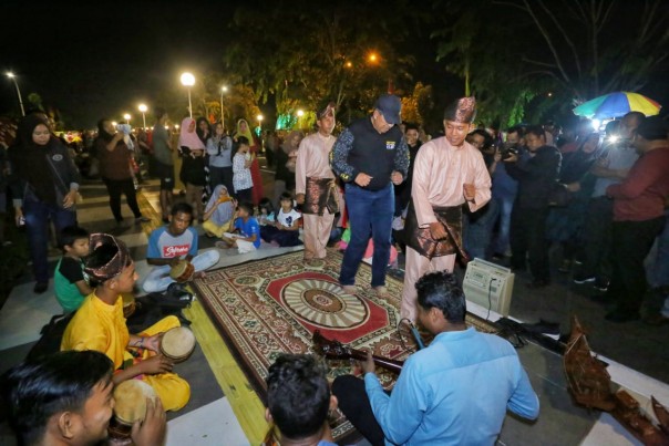 Ribuan masyarakat  berbondong-bondong memadati kawasan Jalan Mujafar Syah untuk merayakan peluncuran Car Free Night yang dibuka oleh Bupati Siak Alfedri (foto/Lin)