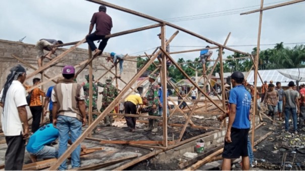Dandim 0314/Inhil Letkol Inf Imir Faishal menyiapkan bahan bangunan berupa Kayu bagi masyarakat korban bencana Kebakaran di Parit Tumin Rt 006 Rw 002 Desa Rumbay Jaya (foto/Rgo)