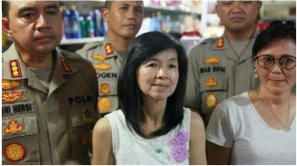 Susanna (tengah) pemilik toko sembako yang menolak barang dagangannya diborong setelah heboh virus Corona di Jakarta. Foto: int 