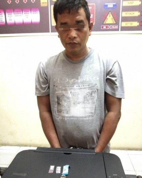 Seorang warga RT 001/RW 004 Kelurahan Pematang Reba, Kecamatan Rengat Barat, Kabupaten Indragiri Hulu (Inhu) berinisial AS alias Nawi (43) ditangkap polisi akibat mengantongi barang haram narkotika (foto/Rou)