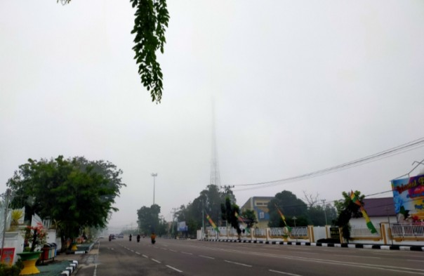 Kabut asap tebal selimuti pulau Bengkalis (foto/Hari)