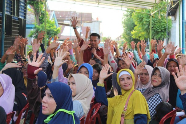 Suasana reses Wakil Ketua DPRD Pekanbaru, Tengku Azwendi Fajri di Kelurahan Perhentian Marpoyan