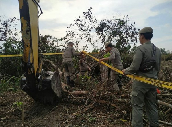 Aparat Satpol-PP Pekanbaru saat melakukan penyegelan lahan. (PP)