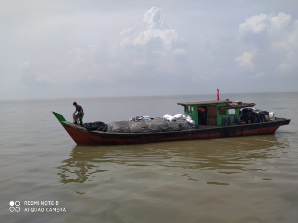 Pihak gabungan Bea dan Cukai Kanwil Tanjung Balai Karimun (Kepri) mengamankan dua buah kapal motor bermuatan pakaian bekas serta makan dan minuman kaleng dari Malaysia (foto/Hari)