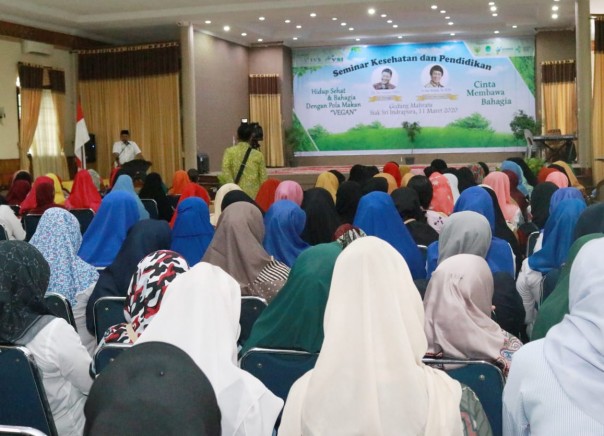 Buka Seminar Kesehatan IVS Siak, Alfedri Ajak Masyarakat Konsumsi Makanan Sehat (foto/Lin)