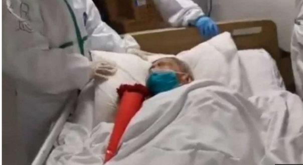 Nenek di China yang berhasil sembuh dari virus Corona. Foto: int 