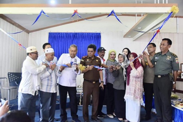 Wakil Bupati Kabupaten Indragiri Hilir (Inhil) H Syamsuddin Uti meresmikan Yayasan Vioni Bersaudara (foto/Rgo)