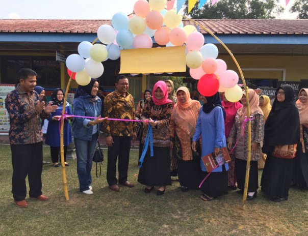 Pengguntingan pita oleh Ketua GOP TKI Riau, H Fariza SH MH membuka acara Market Day