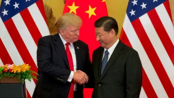 Presiden AS Donald Trump berjabat tangan dengan Presiden China Xi Jinping. Foto: int 