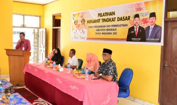 Dinas Perdagangan dan Perindustrian  Kabupaten Bengkalis menggelar Pelatihan Menjahit tingkat dasar (foto/Hari)