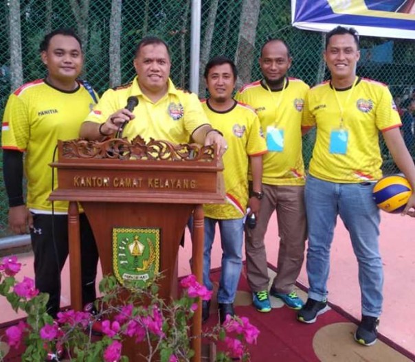 Bupati Indragiri Hulu, H. Yopi Arianto, SE disambut meriah saat menghadiri Pembukaan Tournament Bola Volly Putra Saya Riau Tahun 2020 (foto/Rou)