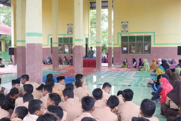 Ratusan siswa SMKN 1 Mempura menggelar doa bersama menjelang Ujian Nasional Berbasis Komputer (foto/Lin)