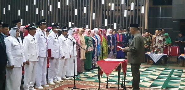 Wakil Bupati Kabupaten Indragiri Hilir (Inhil), H Syamsuddin Uti melantik sekaligus mengukuhkan pejabat pengawas (eselon IV) di lingkungan Pemerintah Kabupaten Inhil (foto/Rgo)