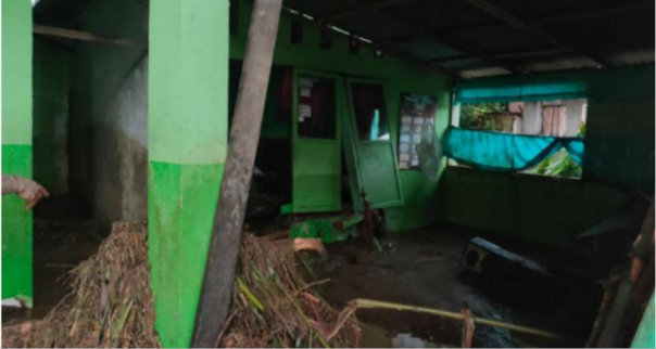 Salah satu rumah warga di Agam, Sumbar, yang dipenuhi lumpur setelah dihantam banjir bandang. Foto: int 