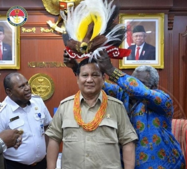 Mneteri Pertahanan Prabowo Subianto mendapat hadiah mahkota burung cenderawasih dari rombongan Pemda Manokwari Selatan (foto/int)(foto/int)