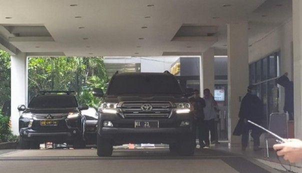 Mobil Dinas Mendagri Tito Karnavian yang terpantau berada di RSUP Persahabatan Jakarta Timur, Sabtu siang tadi. Foto: int 