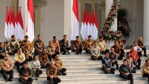 Presiden Jokowi dan Wapres Ma'ruf Amin bersama jajaran Kabinet Indonesia Maju. Foto: int 
